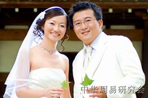 八字看婚姻信息标志一、看配偶吉凶 1月柱干伤官支坐七杀，女人