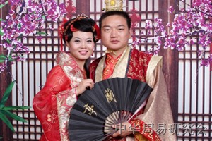 八字看婚姻信息标志一、看配偶吉凶 1月柱干伤官支坐七杀，女人